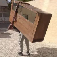 کارگر تخلیه و بارگیری. جا ب جایی اسباب و اثاثیه