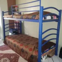 تخت دو طبقه سفید رنگ