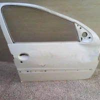 در ۲۰۶ جلو سمت راست بی رنگ