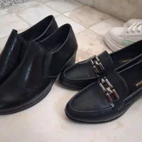 سه جفت کفش نو و آک