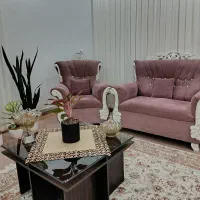 مبل و جلو مبلی همراه با میز تلویزیون