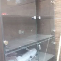 کتابخانه چوبی و میز فلزی