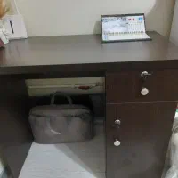 میز تحریر و کامپیوتر