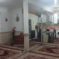 خانه ویلایی دو طبقه در میانه