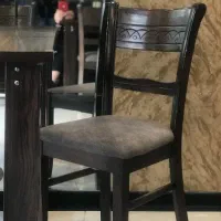 نیازمند یک عدد صندلی چوبی هستم