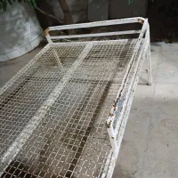 تخت فلزی