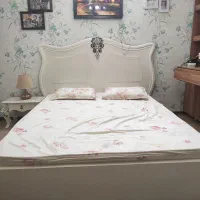 تخت دونفره  بهمراه تشک ویک پاتختی