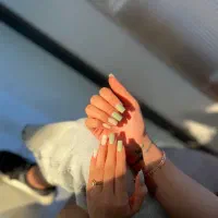 خدمات تخصصی و اموزش کاشت ناخن