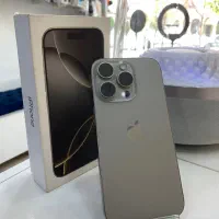 یک دستگاه iphone 16 pro natural