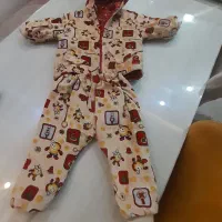 کاپشن شلوار و پتو دور پیچ نوزاد