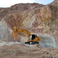 راننده بیل ۲۲۰ زنجیری