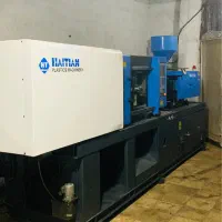 کارگر ساده خانم. اپراتور دستگاه تزریق