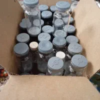 تعدادی شیشه سرمه ب فروش میرسد