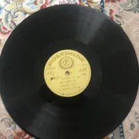 عرضه مجموعهای نفیس و موزهای. گرامافون انگلستان|کلکسیون اشیاء عتیقه|شیراز, بعثت|دیوار