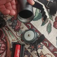 چراقوه جنس فلزی  باطری نداره ۳ تا باطری میخواد