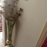 یه عدد گلدان با گل‌های طلایی