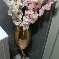 گلدان شیشه ای با چند دسته گل و همچنین جاکفشی