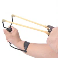 تیرکمان سنگی قدرتمند، خوش‌دست، دقیق و بادوام