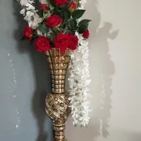 گلدان با گلهای مصنوعی