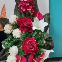 گلدان گل مصنوعی و تابلو نقاشی