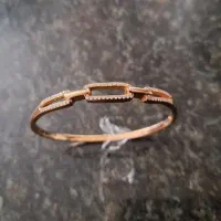 یک عدد دستبند پیدا شده