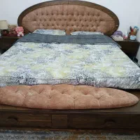 تخت دو نفره همراه با تشک خوشخواب و دو عدد پا تختی