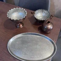 دو عدد ظرف مسی شکلات خوری یک عدد سیینی وقندان