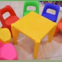 دو عدد صندلی و میز صورتی مارک استار