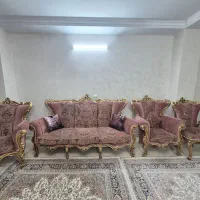 مبلمان 9 نفره تمیز با سه میز پذیرایی و ویترین نو