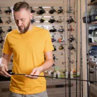 فروشنده فروشگاه لوازم ماهیگیری