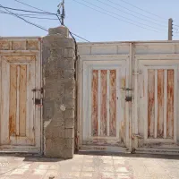 در حیاط بزرگ و کوچک