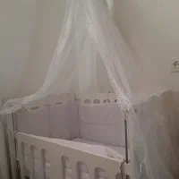 گهواره و تخت کنار مادر