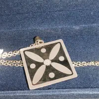 پلاک وزنجیردرفش کاویانی