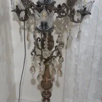 آباژور ایستاده کنار سالنی