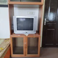 میز تلویزیون  و تلویزیون قدیمی