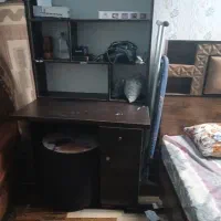میز تحریر با کتاب خانه