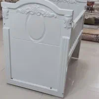 تخت کنار مادر گهواره‌ای