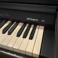 پیانو حرفه ای رولند مبله سه پدال Roland Rp30|پیانو، کیبورد، آکاردئون|تهران, سازمان برنامه شمالی|دیوار