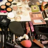 مقدار زیادی لوازم آرایشی سالم و شکسته...