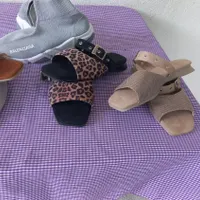 کفش صندل و کفش جورابی