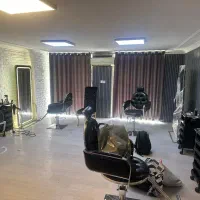 صندلی کوتاهی و اینه قدی در حد نو
