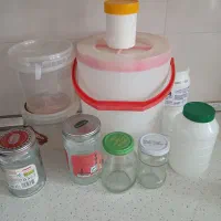 تعدادی دبه و شیشه
