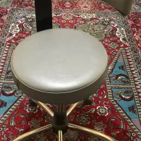 سرویس اداری و یک عدد صندلی چرخدار
