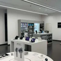 مغازه ۱۰۵ متر فرشته / ویترین شیشه‌ای / بر اصلی