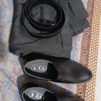 یه عدد کمر بند و یک شلوار و یک کفش سایز ۴۰
