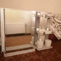 اینه داخل سرویس بهداشتی