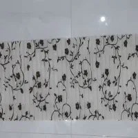 پرده پلیسه روی شیشه