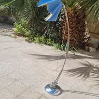 آباژور ایستاده