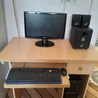 کامپوتر با میز با صندلی