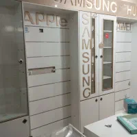 ویترین و اجناس مغازه موبایلی گارد وگلس پیشخوان